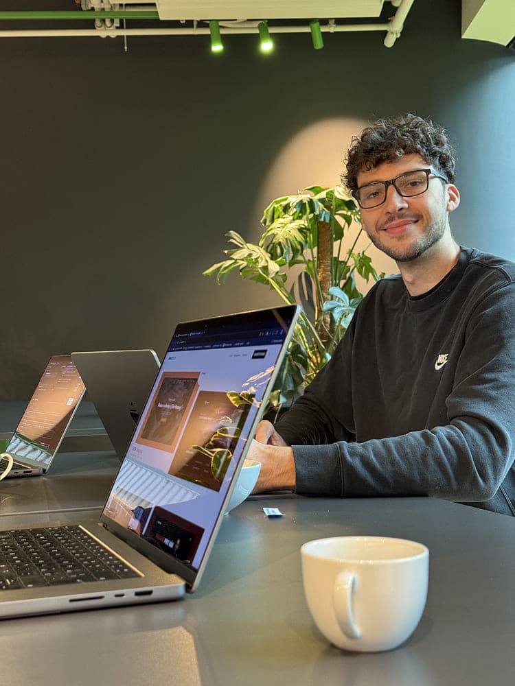 Rozpracovaný web na dvou obrazovkách během konzultace